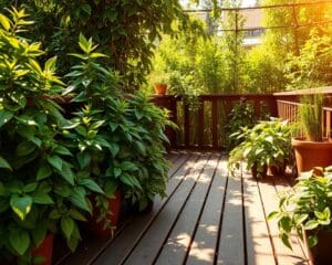 Wie kombinierst du Holzdecks mit Grünpflanzen?